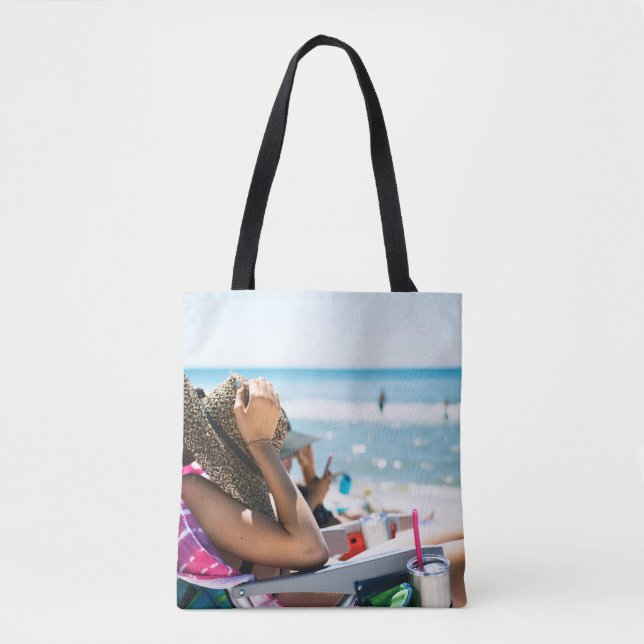 Frauen, die auf einer Sonnenliege liegen und ihr G Tasche (Vorderseite)