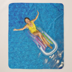 Frauen, die auf schwimmenden Schwimmbügeln aus Ku Sherpadecke