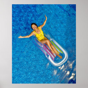 Frauen, die auf schwimmenden Schwimmbügeln aus Kun Poster