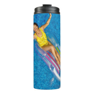 Frauen, die auf schwimmenden Schwimmbügeln aus Kun Thermosbecher