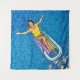 Frauen, die auf schwimmenden Schwimmbügeln aus Kun Wandteppich