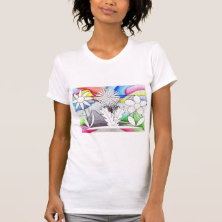 Frauen, die das Shirt der farbigen Blume gezeichne