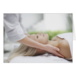 Frauen, die eine Massage erhalten