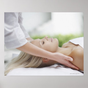 Frauen, die eine Massage erhalten Poster