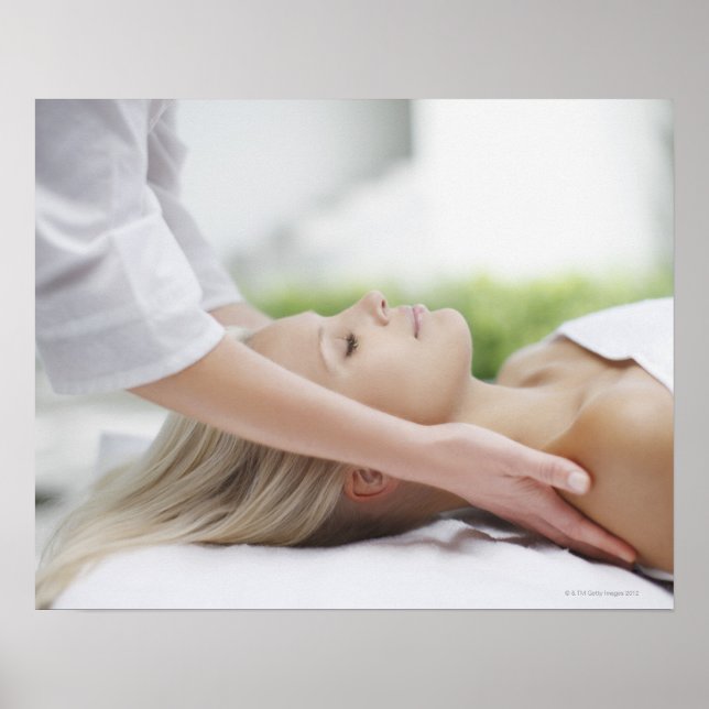 Frauen, die eine Massage erhalten Poster (Vorne)