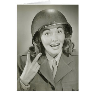 Frauen, die einen Armeehelm tragen