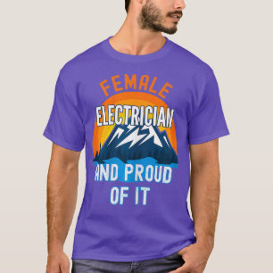 Frauen, die Elektrotechnik betreiben und stolz auf T-Shirt