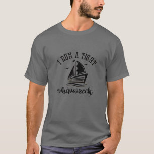 Frauen, die ich ein leichtes Schiff mit einem Sonn T-Shirt