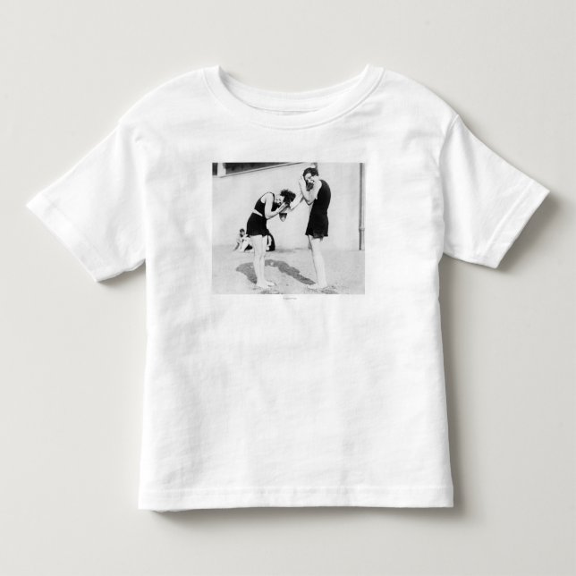 Frauen, die ihr Haar am Strand trocknen Kleinkind T-shirt (Vorderseite)