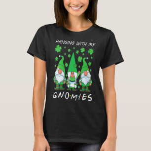 Frauen, die mit Gnome hantieren, werden St. Patric T-Shirt
