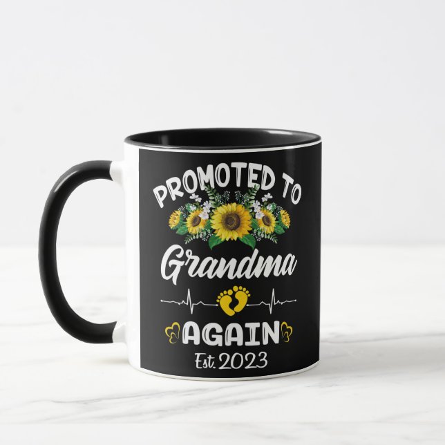Frauen, die nach Oma befördert werden, wieder New  Tasse (Links)