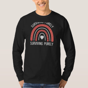 Frauen, die nur unter einem dünnen Apparel-Regen ü T-Shirt