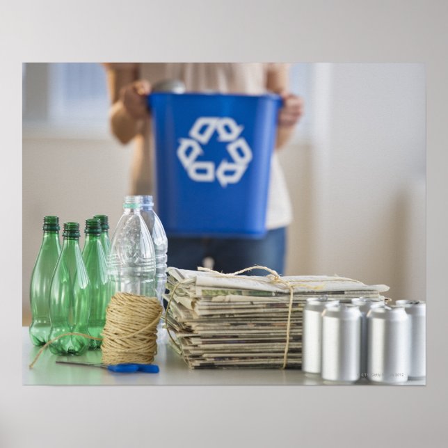 Frauen, die Plastikflaschen, Dosen und Poster (Vorne)