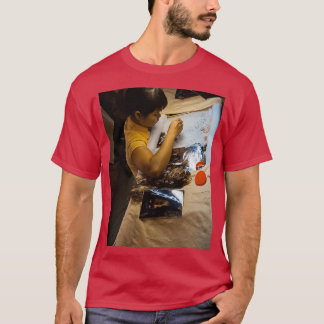 Frauen, die sich auf das Sticken von Graphic konze T-Shirt