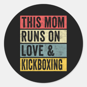 Frauen Diese Mutter läuft auf Liebe und Kickboxen Runder Aufkleber