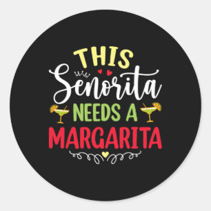 Frauen Diese Senorita braucht eine Margarita Funny Runder Aufkleber