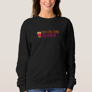 Frauen dieses Mädchen rennt auf Dunkins lustiges W Sweatshirt