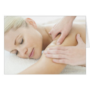 Frauen entspannen am Wellness-Center und erhalten 