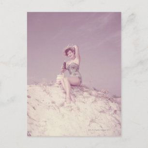 Frauen entspannen sich am Strand Postkarte
