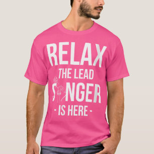 Frauen entspannen sich beim Lead Sänger, der hier T-Shirt