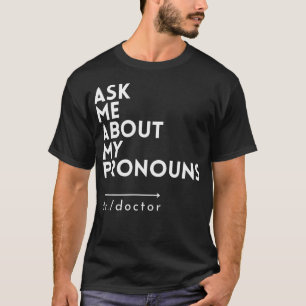 Frauen Fragte mich über meine Pronomen Dr.Doctor F T-Shirt