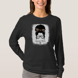 Frauen Fußball Mama Leben Schwarzes Afro Messy Bun T-Shirt