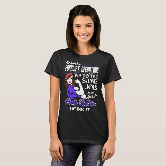 Frauen-Gabelstapler-Betreiber tun den gleichen T-Shirt (Vorne ganz)