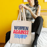 Frauen gegen Trump 2024 Wahl Tragetasche<br><div class="desc">Frauen gegen Trump haben sich für eine amerikanische Frau, die bei der Präsidentschaftswahl 2024 gegen Donald Trump stimmte, einen Tüte gegeben. Roter und blauer Text für einen starken Feminist.</div>