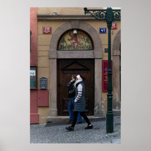 Frauen gehen mit dem alten Restaurant spazieren Poster