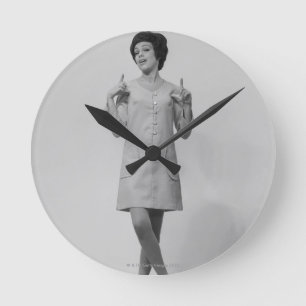 Frauen-Gestikulieren Runde Wanduhr