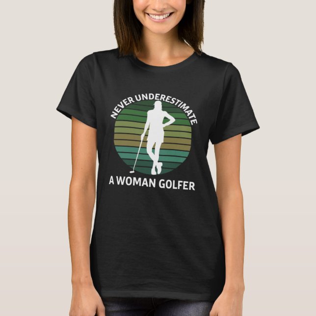 Frauen Golfer Stehenden Golfklubs nie unterschätze T-Shirt (Vorderseite)