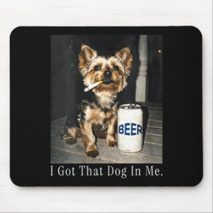 Frauen haben diesen Hund in lustigem Yorkie rauche Mousepad