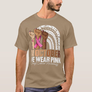 Frauen Hand Im Oktober tragen wir rosa Brustkrebs T-Shirt