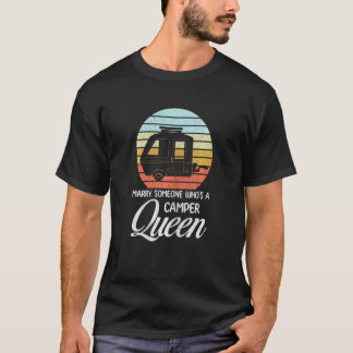 Frauen heiraten jemanden, der ein Camper Queen Cam T-Shirt