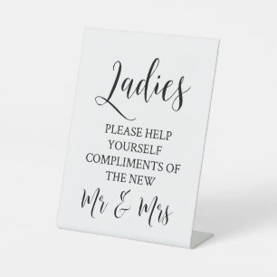 Frauen helfen Ihnen bitte beim Hochzeitsessen des Sockelschild