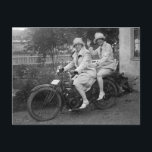 Frauen im Vintagen B&W-Foto für Kleinkrafträder Postkarte<br><div class="desc">- Motorradpostkarten - klassisches Bild aus der guten alten Zeit. Coole Erinnerungen,  klassische Fahrräder,  gute Zeiten.</div>