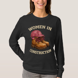 Frauen in Bauarbeitsstiefeln und Schutzhelm T-Shirt