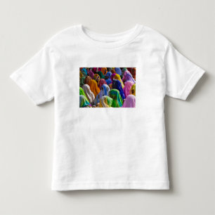 Frauen in den bunten Sari treten zusammen zusammen Kleinkind T-shirt