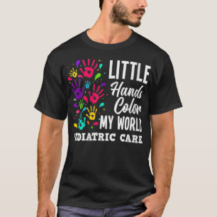Frauen in den kleinen Händen Farbe Mein Kinderarzt T-Shirt