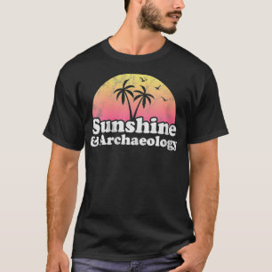 Frauen in der Archäologie geben Sonnenschein und A T-Shirt