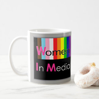 Frauen in der klassischen Tasse der Medien Grau