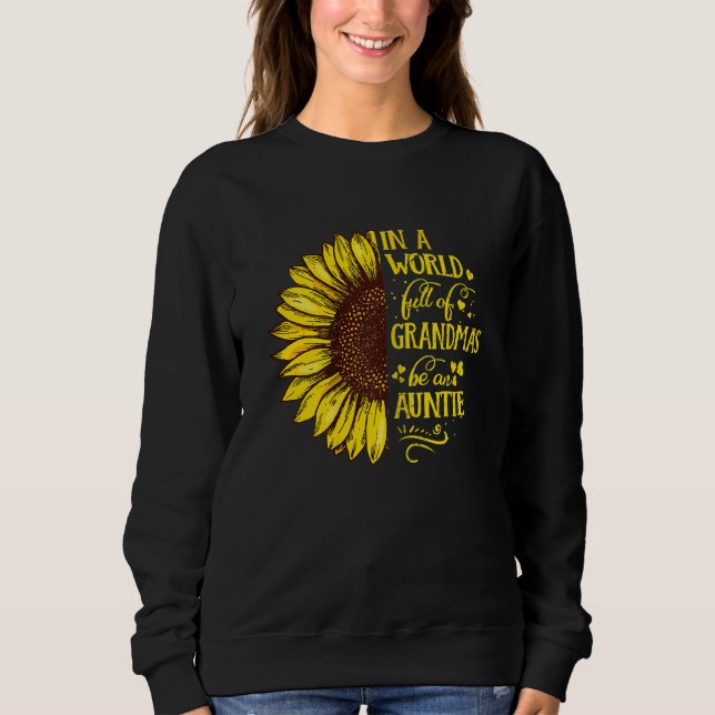 Frauen in einer Welt voller Grandmas sind Tantchen Sweatshirt (Vorderseite)
