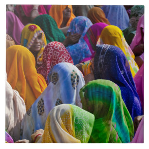 Frauen in farbenfrohen Saris versammeln sich Fliese