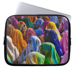 Frauen in farbenfrohen Saris versammeln sich Laptopschutzhülle