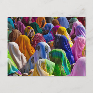 Frauen in farbenfrohen Saris versammeln sich Postkarte