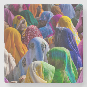 Frauen in farbenfrohen Saris versammeln sich Steinuntersetzer