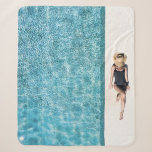 Frauen in schwarzem Bikini Boden und weißer Sonnen Sherpadecke