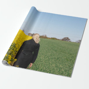 Frauen in schwarzem Mantel stehend auf grünem Gras Geschenkpapier