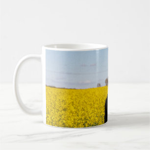 Frauen in schwarzem Mantel stehend auf grünem Gras Kaffeetasse