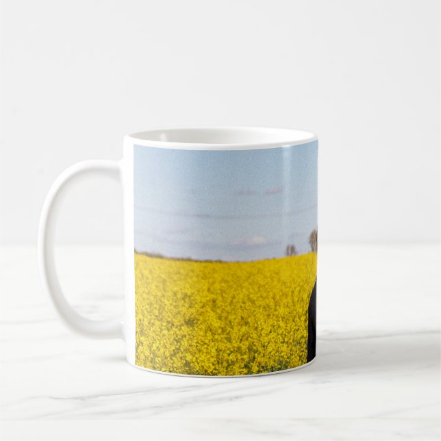 Frauen in schwarzem Mantel stehend auf grünem Gras Kaffeetasse (Links)